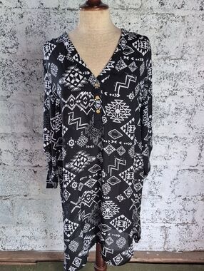 Rue21 Black and White Geometric Button-Front Tunic